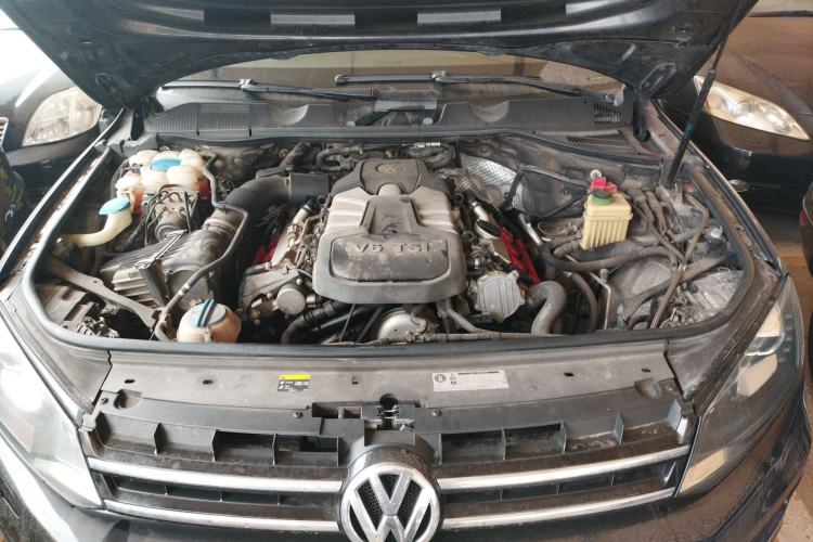 Used Volkswagen Touareg 2011 3.0 TSI Comfort Version Engine Bay