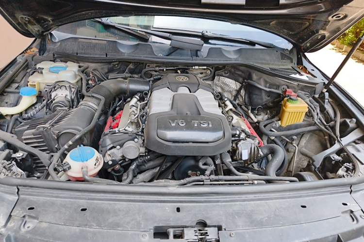 Used Volkswagen Touareg 2011 3.0 TSI High-End Version Engine Bay