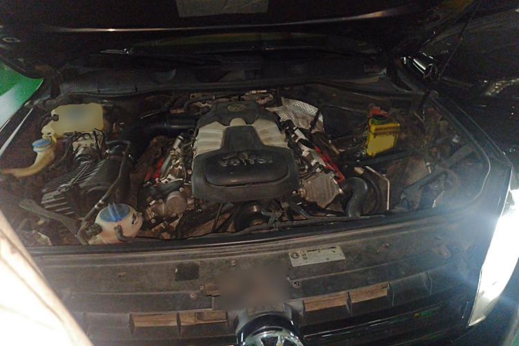 Used Volkswagen Touareg 2011 3.0 TSI Comfort Version Engine Bay