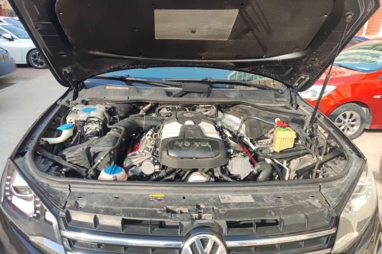 Used Volkswagen Touareg 2011 3.0 TSI High-End Version Engine Bay