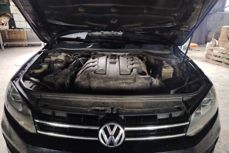 Used Volkswagen Touareg 2011 3.0 TDI Diesel Comfort Version Engine Bay