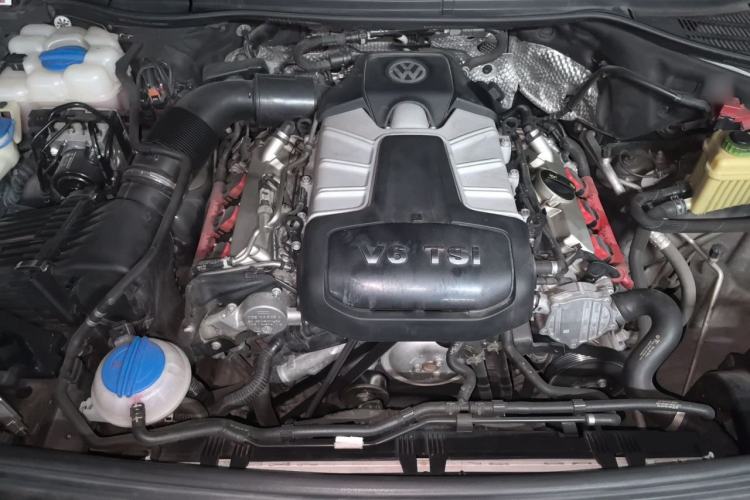 Used Volkswagen Touareg 2011 3.0 TSI Comfort Version Engine Bay
