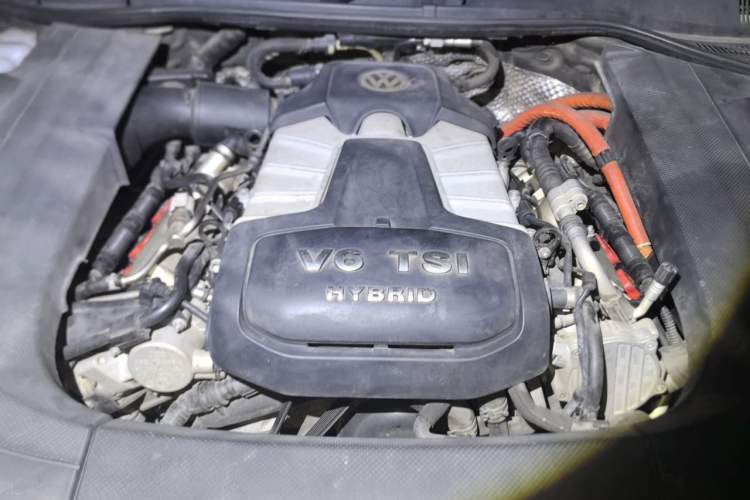 Used Volkswagen Touareg 2011 3.0 TSI Hybrid Engine Bay