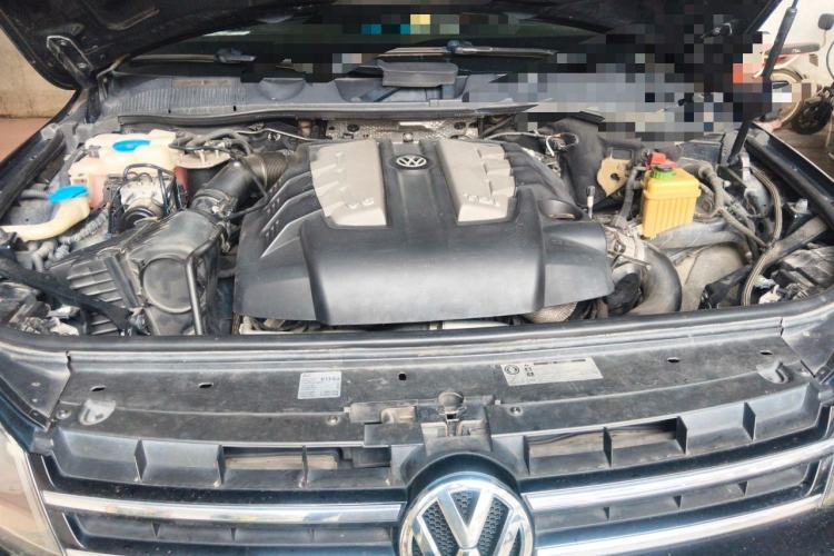 Used Volkswagen Touareg 2011 3.0 TDI Diesel Comfort Version Engine Bay
