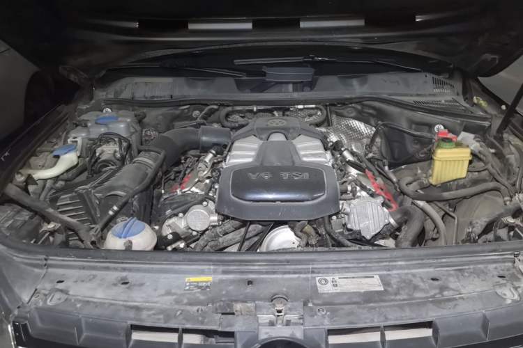 Used Volkswagen Touareg 2011 3.0 TSI Standard Version Engine Bay