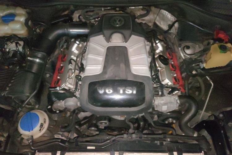 Used Volkswagen Touareg 2011 3.0 TSI High-End Version Engine Bay