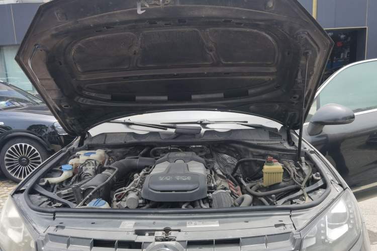 Used Volkswagen Touareg 2011 3.0 TSI Comfort Version Engine Bay