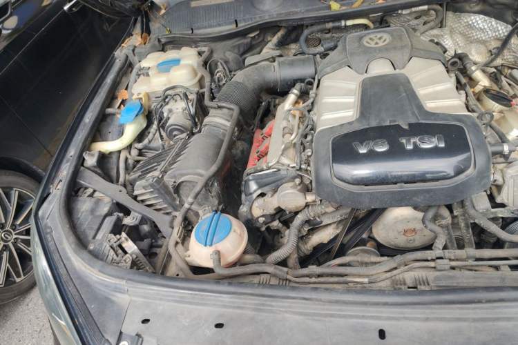 Used Volkswagen Touareg 2011 3.0 TSI Comfort Version Engine Bay Right