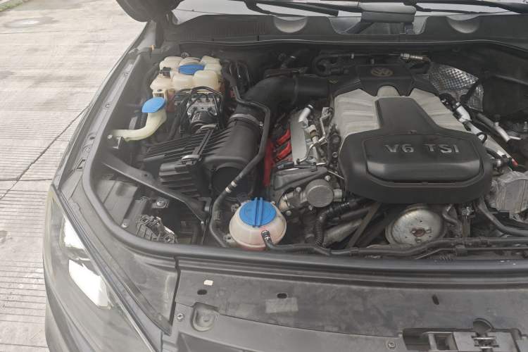 Used Volkswagen Touareg 2011 3.0 TSI Comfort Version Engine Bay Right