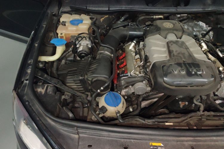 Used Volkswagen Touareg 2011 3.0 TSI Standard Version Engine Bay Right
