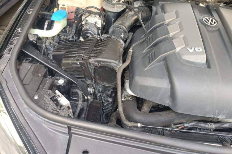 Used Volkswagen Touareg 2011 3.0 TDI Diesel Luxury Model Engine Bay Right