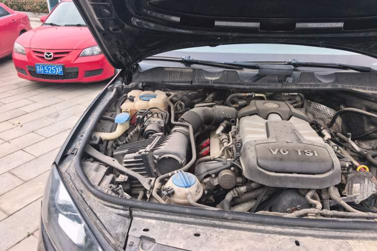 Used Volkswagen Touareg 2011 3.0 TSI Standard Version Engine Bay Right