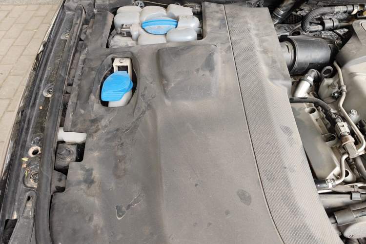 Used Volkswagen Touareg 2011 3.0 TSI Hybrid Engine Bay Right