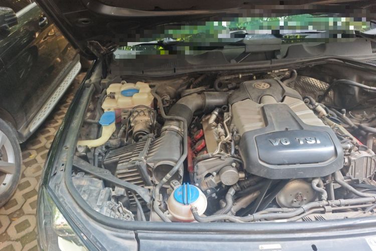 Used Volkswagen Touareg 2011 3.0 TSI High-End Version Engine Bay Right
