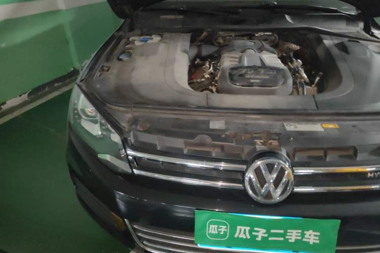 Used Volkswagen Touareg 2011 3.0 TSI Hybrid Engine Bay Right