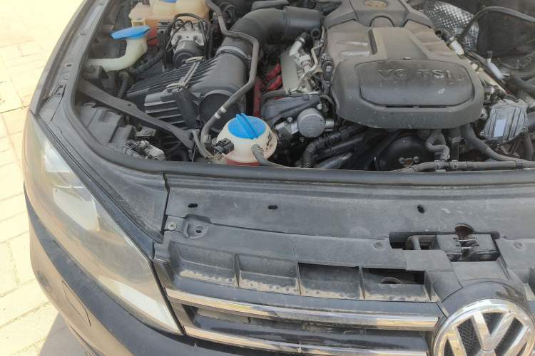 Used Volkswagen Touareg 2011 3.0 TSI High-End Version Engine Bay Right