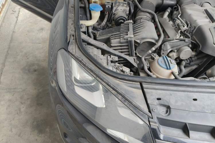 Used Volkswagen Touareg 2011 3.0 TSI Comfort Version Engine Bay Right