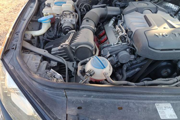 Used Volkswagen Touareg 2011 3.0 TSI Comfort Version Engine Bay Right