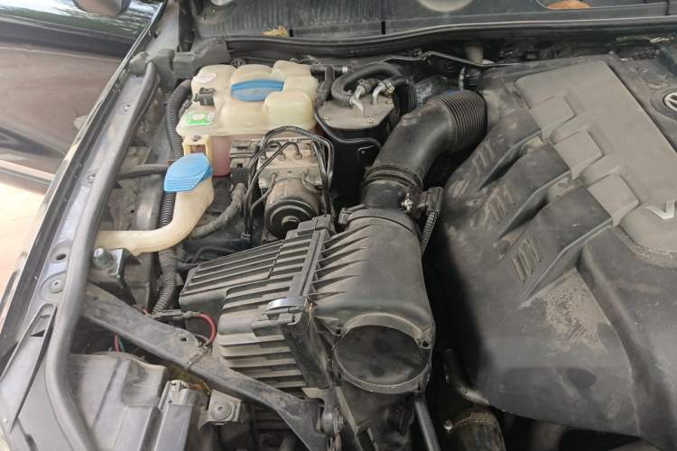 Used Volkswagen Touareg 2011 3.0 TDI Diesel Standard Version Engine Bay Right
