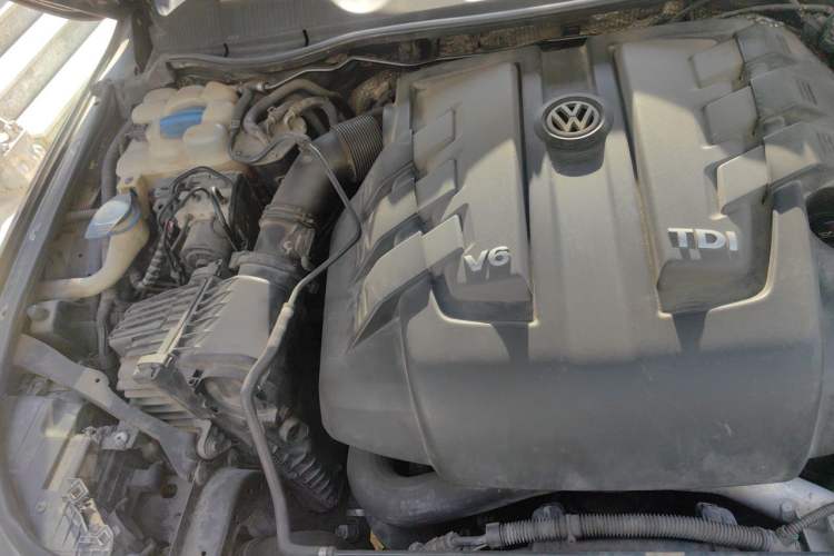 Used Volkswagen Touareg 2011 3.0 TDI Diesel Comfort Version Engine Bay Right