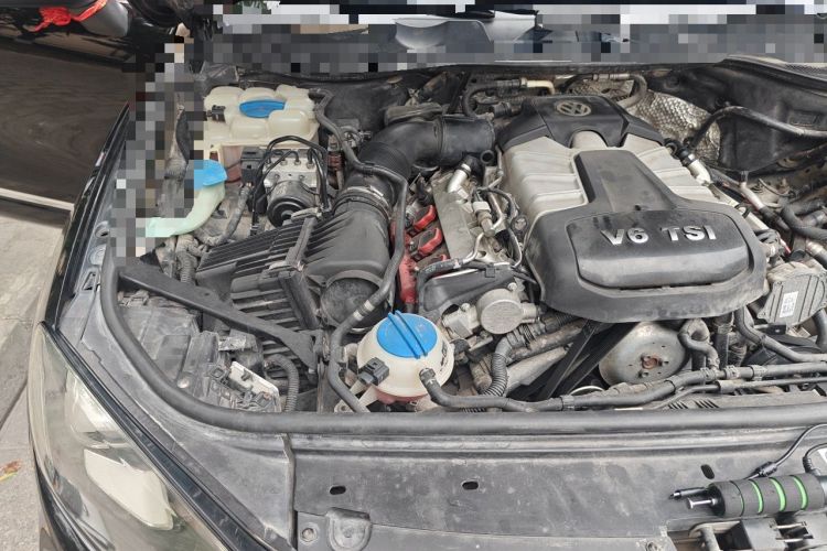 Used Volkswagen Touareg 2011 3.0 TSI Standard Version Engine Bay Right