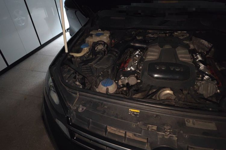 Used Volkswagen Touareg 2011 3.0 TSI Comfort Version Engine Bay Right