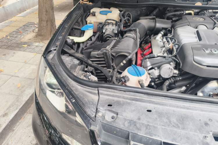 Used Volkswagen Touareg 2011 3.0 TSI Comfort Version Engine Bay Right