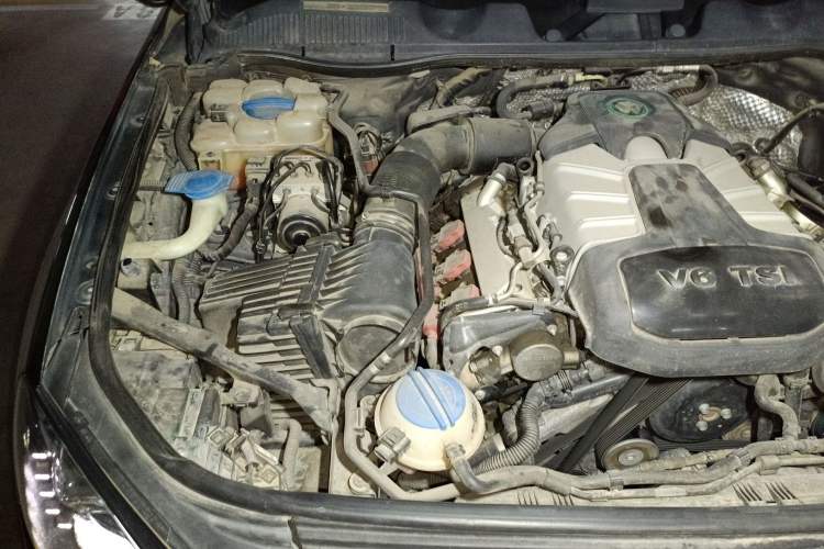 Used Volkswagen Touareg 2011 3.0 TSI Comfort Version Engine Bay Right
