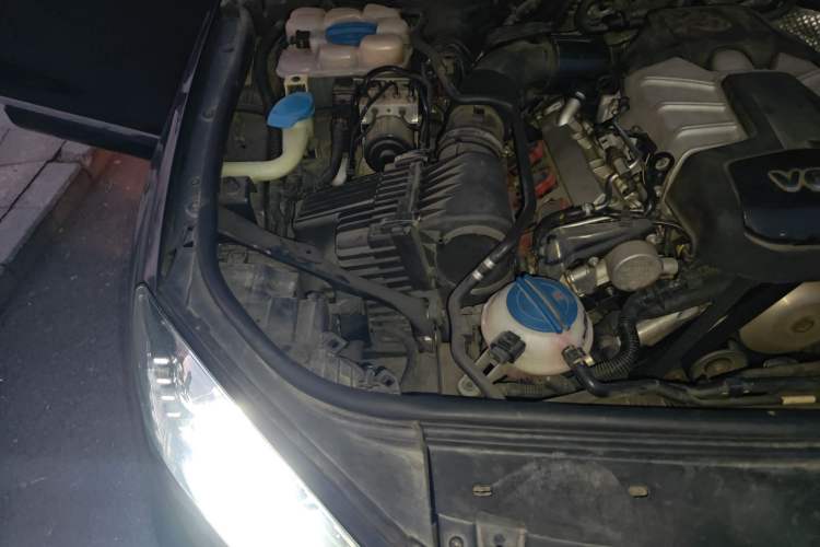Used Volkswagen Touareg 2011 3.0 TSI High-End Version Engine Bay Right