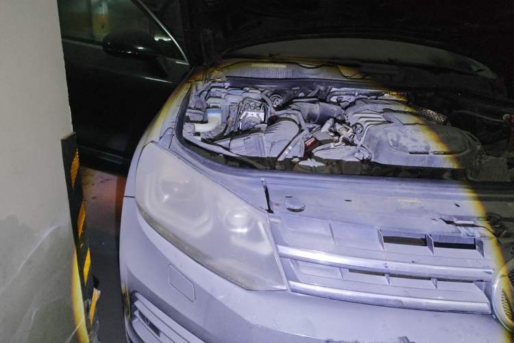 Used Volkswagen Touareg 2011 3.0 TSI Standard Version Engine Bay Right