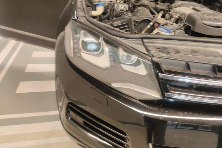 Used Volkswagen Touareg 2011 3.0 TSI High-End Version Engine Bay Right