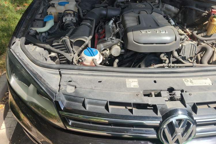 Used Volkswagen Touareg 2011 3.0 TSI Standard Version Engine Bay Right