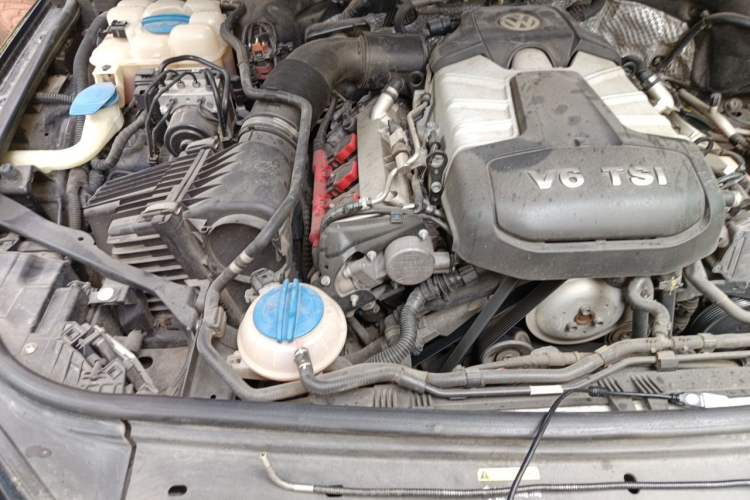 Used Volkswagen Touareg 2011 3.0 TSI High-End Version Engine Bay Right