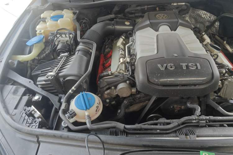 Used Volkswagen Touareg 2011 3.0 TSI High-End Version Engine Bay Right