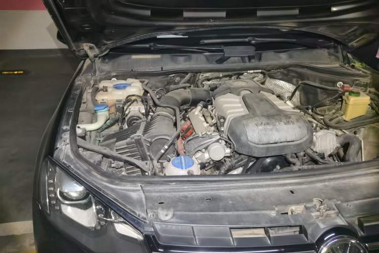 Used Volkswagen Touareg 2011 3.0 TSI Comfort Version Engine Bay Right