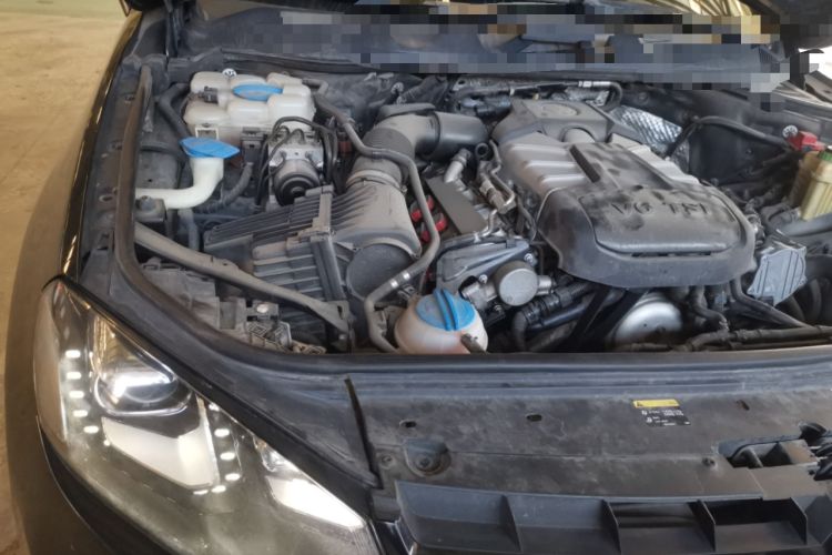 Used Volkswagen Touareg 2011 3.0 TSI Comfort Version Engine Bay Right