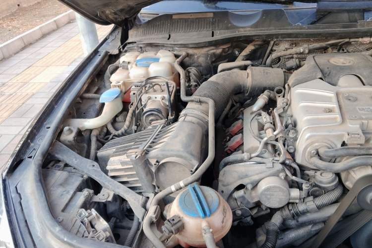 Used Volkswagen Touareg 2011 3.0 TSI High-End Version Engine Bay Right