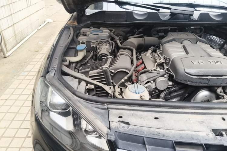 Used Volkswagen Touareg 2011 3.0 TSI Standard Version Engine Bay Right