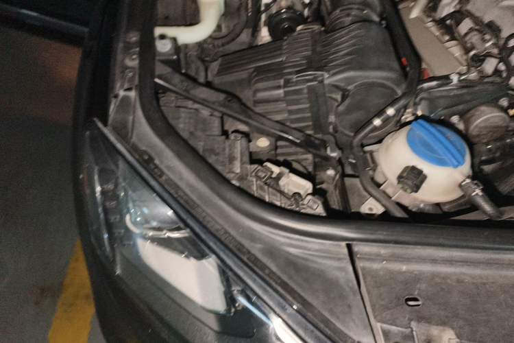Used Volkswagen Touareg 2011 3.0 TSI High-End Version Engine Bay Right