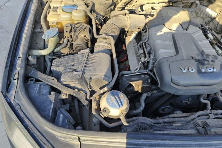 Used Volkswagen Touareg 2011 3.0 TSI Standard Version Engine Bay Right