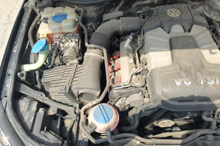 Used Volkswagen Touareg 2011 3.0 TSI Standard Version Engine Bay Right