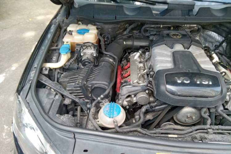 Used Volkswagen Touareg 2011 3.0 TSI Standard Version Engine Bay Right
