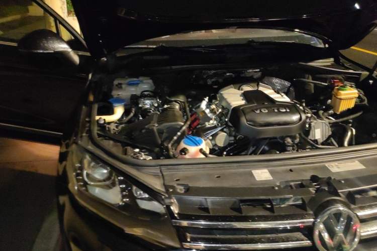 Used Volkswagen Touareg 2011 3.0 TSI High-End Version Engine Bay Right