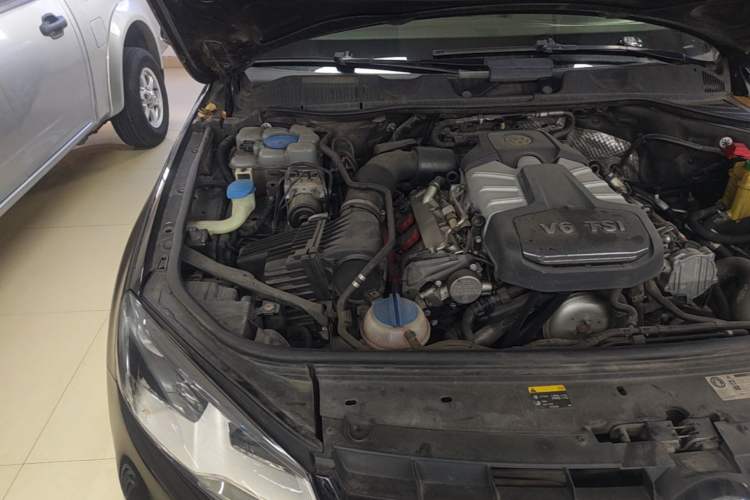 Used Volkswagen Touareg 2011 3.0 TSI Standard Version Engine Bay Right