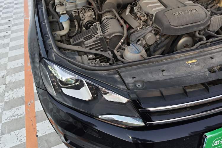Used Volkswagen Touareg 2011 3.0 TSI Comfort Version Engine Bay Right