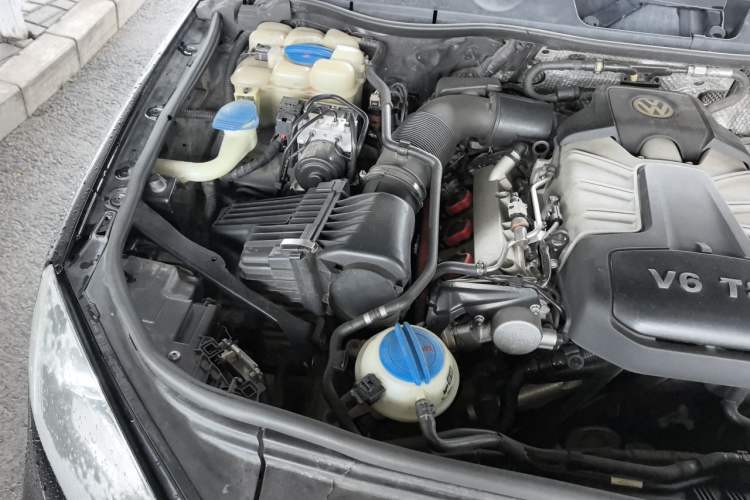 Used Volkswagen Touareg 2011 3.0 TSI Comfort Version Engine Bay Right