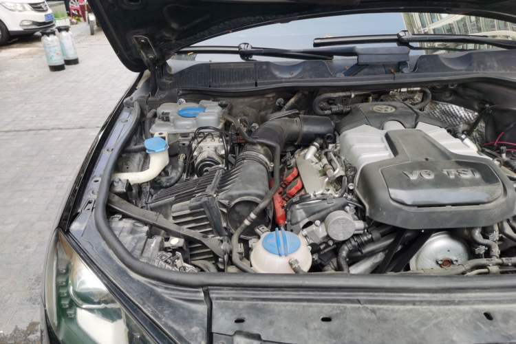 Used Volkswagen Touareg 2011 3.0 TSI Comfort Version Engine Bay Right
