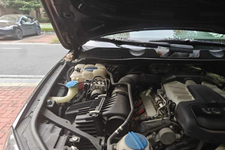Used Volkswagen Touareg 2011 3.0 TSI High-End Version Engine Bay Right