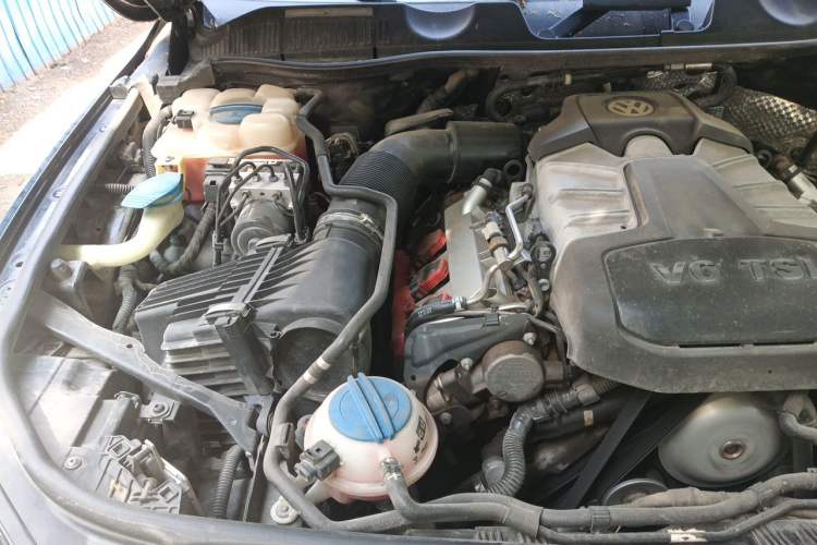 Used Volkswagen Touareg 2011 3.0 TSI Comfort Version Engine Bay Right