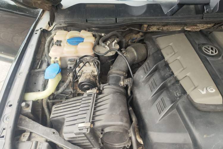 Used Volkswagen Touareg 2011 3.0 TDI Diesel Standard Version Engine Bay Right